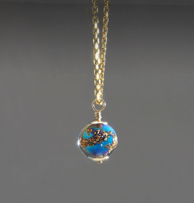 Merry Coor réalise des perles de verre avec les cendre des défunts...