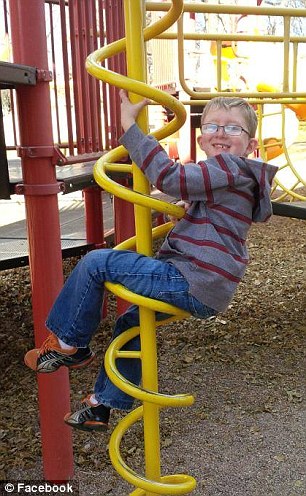 Illustration de l'article : Elle bouleverse le monde entier en prenant cette photo de son fils dans la salle de bain !