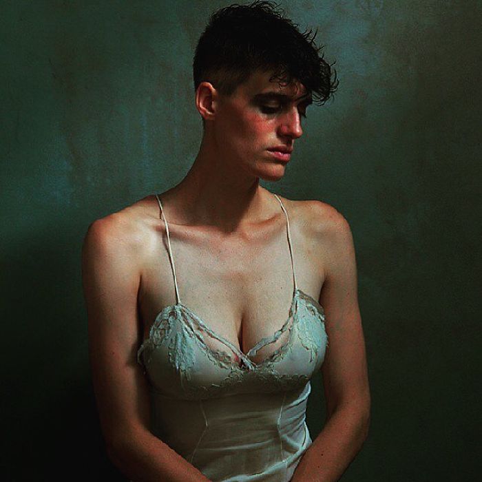 Illustration de l'article : Ce modèle androgyne détruit les stéréotypes sexistes en posant comme homme et femme!