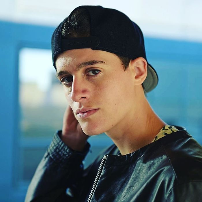 Illustration de l'article : Ce modèle androgyne détruit les stéréotypes sexistes en posant comme homme et femme!