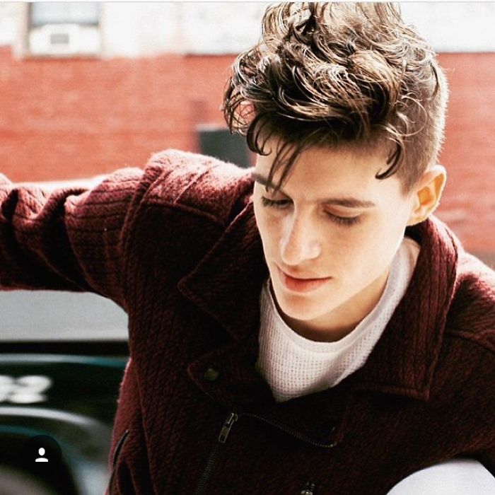 Illustration de l'article : Ce modèle androgyne détruit les stéréotypes sexistes en posant comme homme et femme!