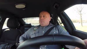 Image illustrant l'article Un agent qui oublie qu’une caméra tourne dans sa voiture, voilà ce que ça donne ! Dur de ne pas éclater de rire….