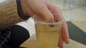 Image illustrant l'article Vous mettez le doigt dans le verre, si ça réagit, n'y touchez plus et appelez la police!