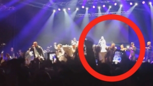 Image illustrant l'article "T'as de la chance que je ne t'ai pas vu..." Quand Fianso ramasse un verre en concert! (Vidéo)