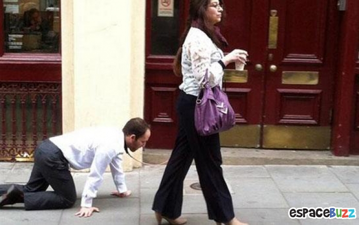 Illustration de l'article : WTF: A la place d’un chien, une femme promène un homme en laisse dans les rues de Londres.