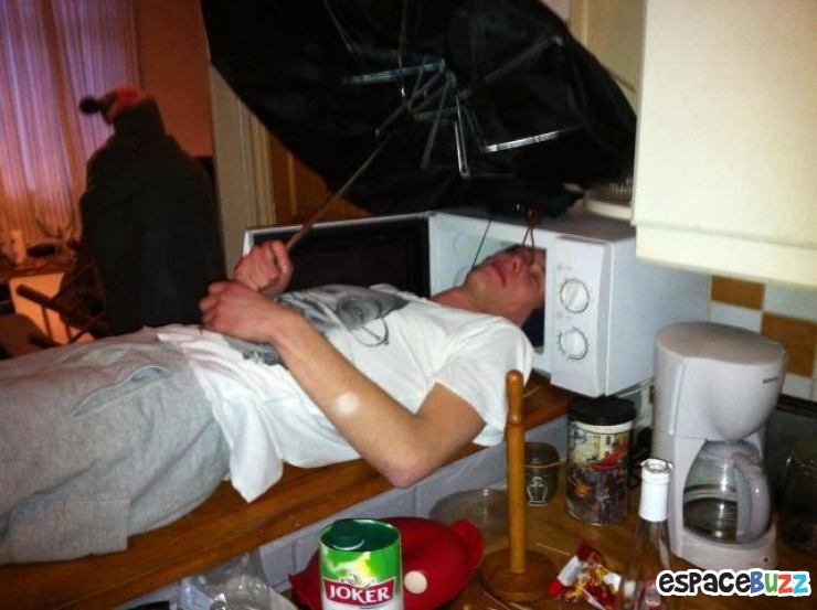 Illustration de l'article : 13 Photos de soirées très embarrassantes!