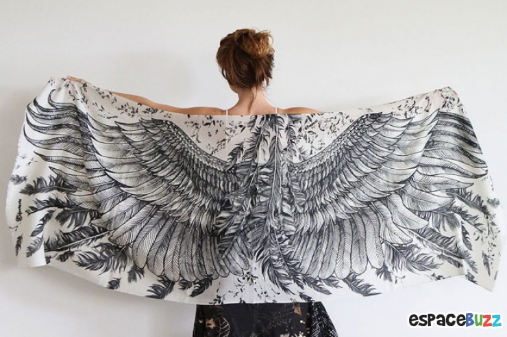 Illustration de l'article : Découvrez ces 8 écharpes ailées signées Roza Khamitova