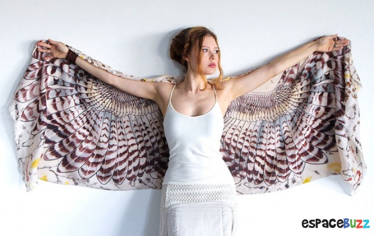 Illustration de l'article : Découvrez ces 8 écharpes ailées signées Roza Khamitova