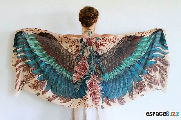 Illustration de l'article : Découvrez ces 8 écharpes ailées signées Roza Khamitova