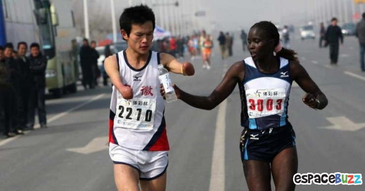 Illustration de l'article : 12 émouvantes photos de bonnes actions! Un peu d'humanité dans ce monde de brutes!