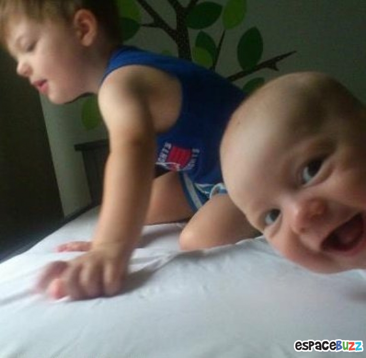 Illustration de l'article : 13 hilarantes photos dans lesquelles des bébés ont eu la bonne idée de s'incruster