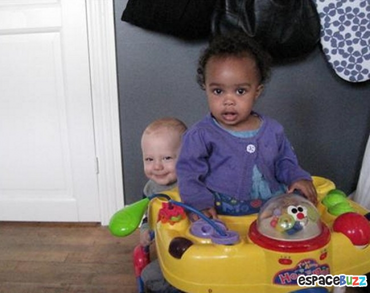 Illustration de l'article : 13 hilarantes photos dans lesquelles des bébés ont eu la bonne idée de s'incruster