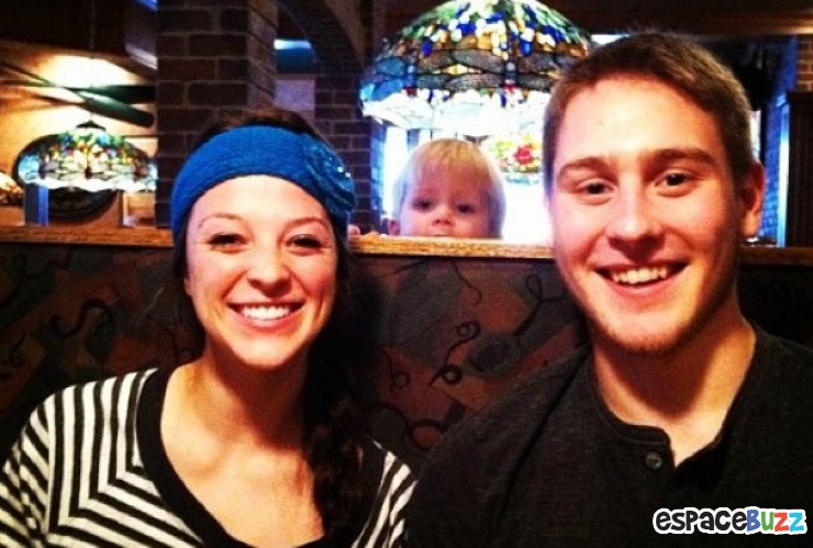 Illustration de l'article : 13 hilarantes photos dans lesquelles des bébés ont eu la bonne idée de s'incruster