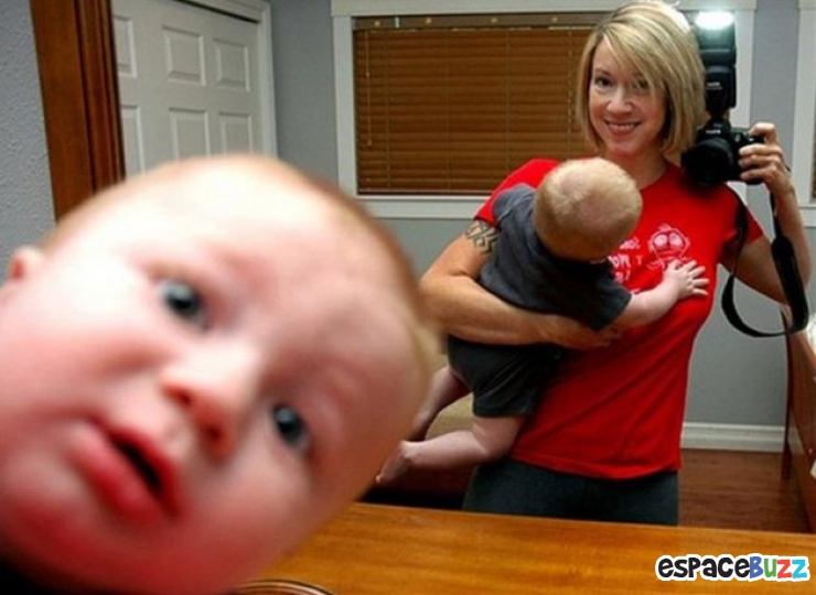 Illustration de l'article : 13 hilarantes photos dans lesquelles des bébés ont eu la bonne idée de s'incruster