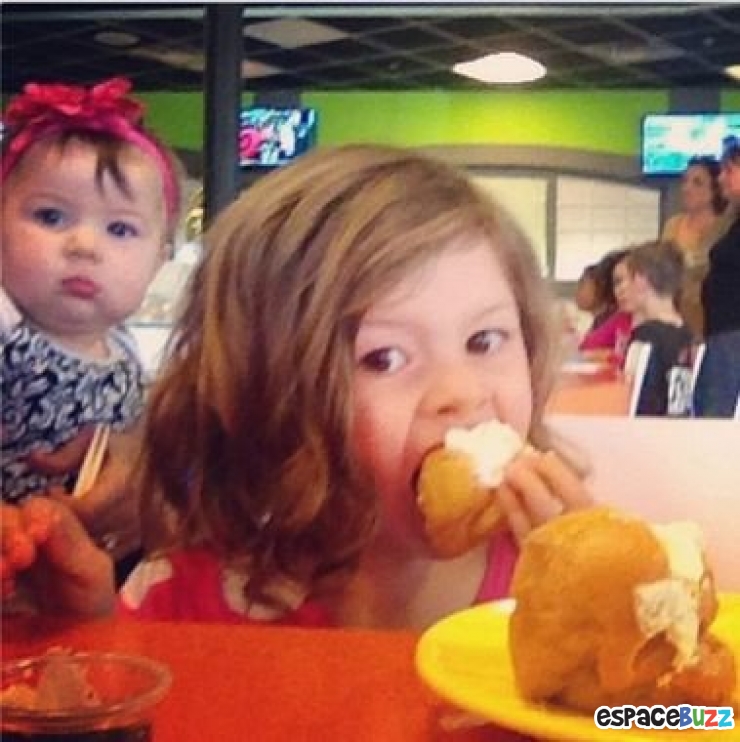 Illustration de l'article : 13 hilarantes photos dans lesquelles des bébés ont eu la bonne idée de s'incruster