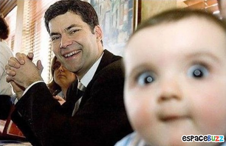 Illustration de l'article : 13 hilarantes photos dans lesquelles des bébés ont eu la bonne idée de s'incruster