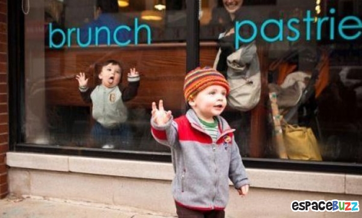 Illustration de l'article : 13 hilarantes photos dans lesquelles des bébés ont eu la bonne idée de s'incruster