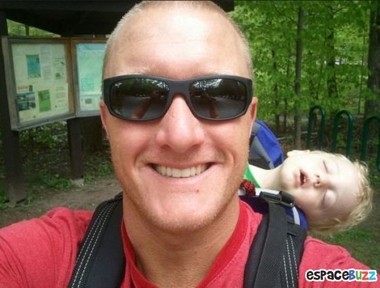 Illustration de l'article : 13 hilarantes photos dans lesquelles des bébés ont eu la bonne idée de s'incruster