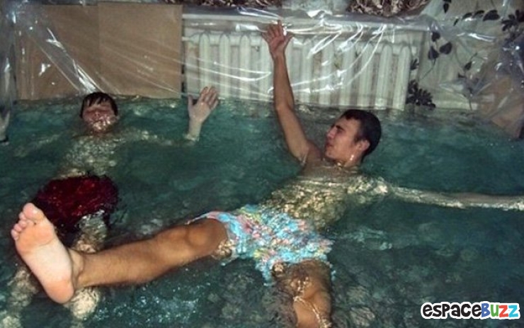Illustration de l'article : Une bande de jeunes Russes ont transformé leur appartement en piscine