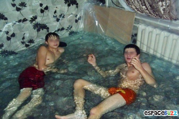 Illustration de l'article : Une bande de jeunes Russes ont transformé leur appartement en piscine