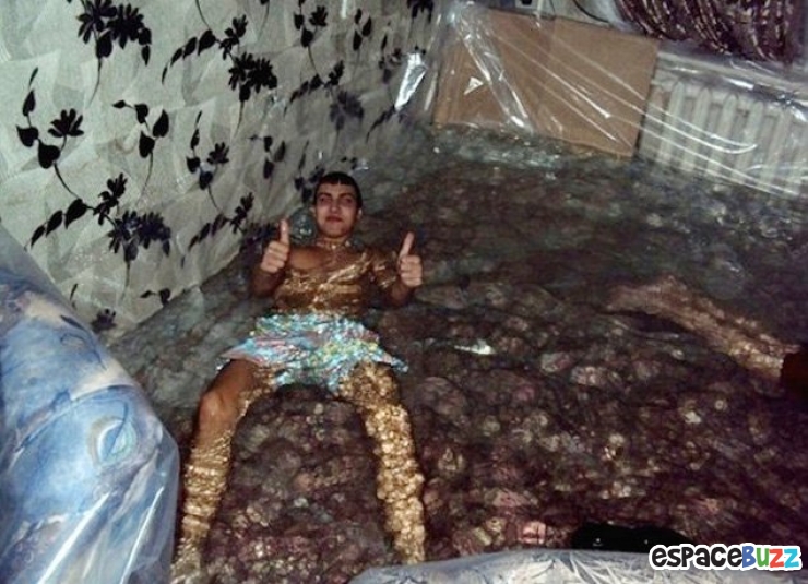 Illustration de l'article : Une bande de jeunes Russes ont transformé leur appartement en piscine