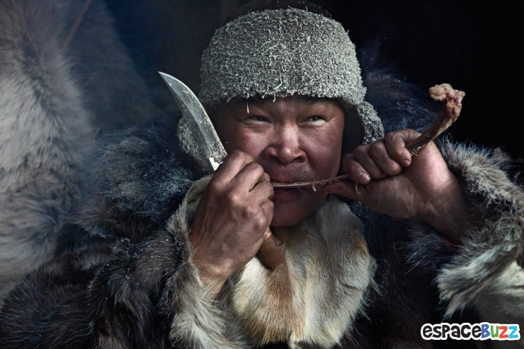 Illustration de l'article : Ces dix peuples menac&eacute;s de disparition et immortalis&eacute;s par le photographe Jimmy Nelson