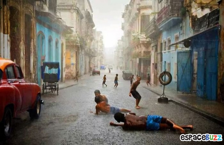Illustration de l'article : Les enfants du monde et leurs divertissements à travers 15 fabuleuses photos!