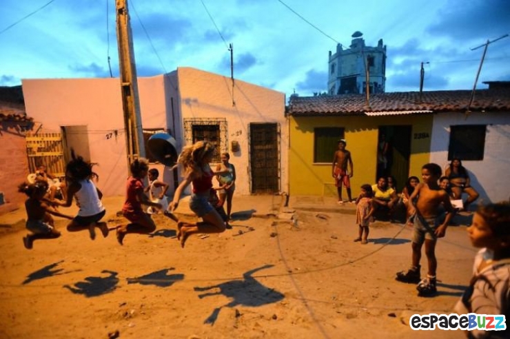 Illustration de l'article : Les enfants du monde et leurs divertissements à travers 15 fabuleuses photos!