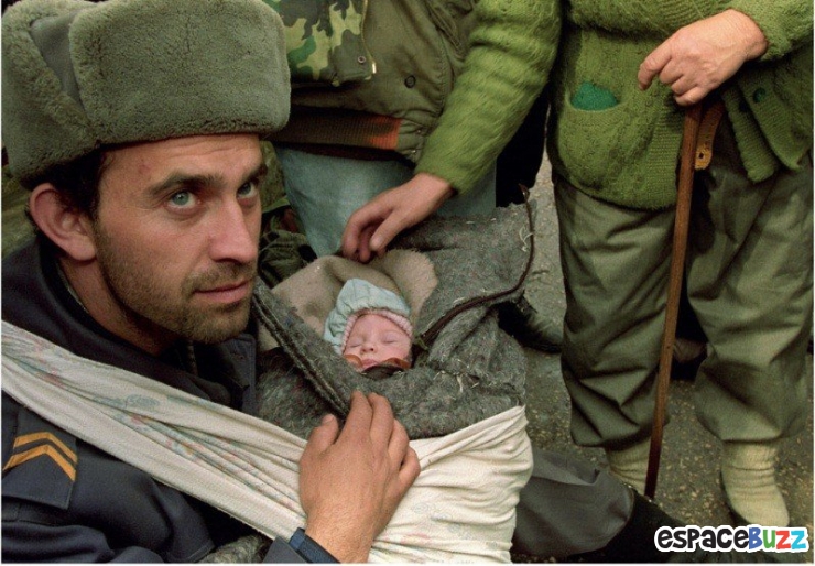 Illustration de l'article : Quand la solidarité et l'humanité survivent aux pires drames : 15 photos saisissantes