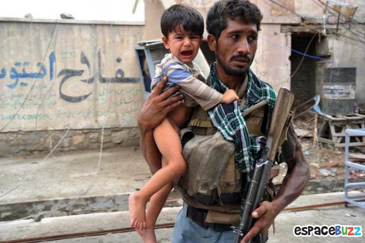 Illustration de l'article : Quand la solidarité et l'humanité survivent aux pires drames : 15 photos saisissantes