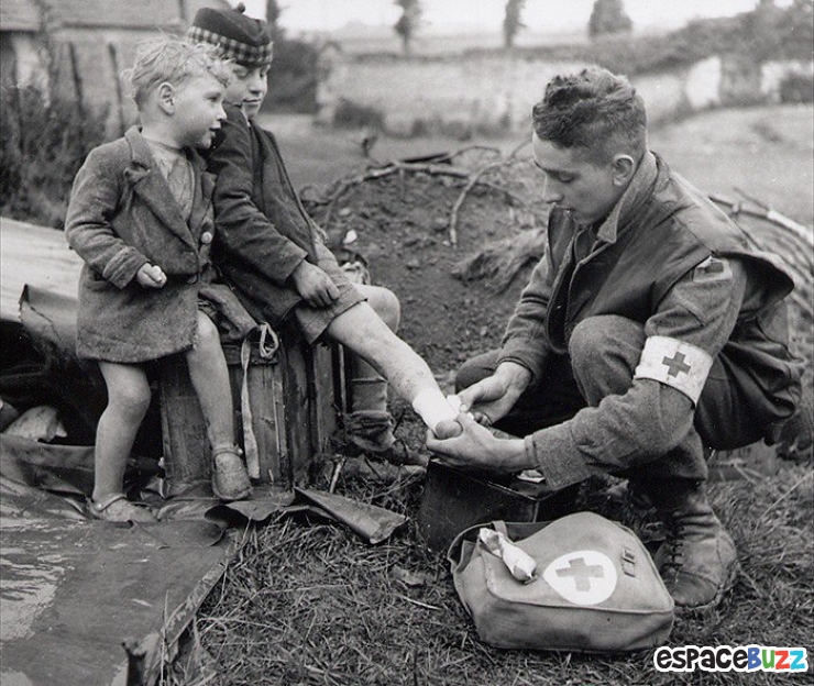 Illustration de l'article : Quand la solidarité et l'humanité survivent aux pires drames : 15 photos saisissantes