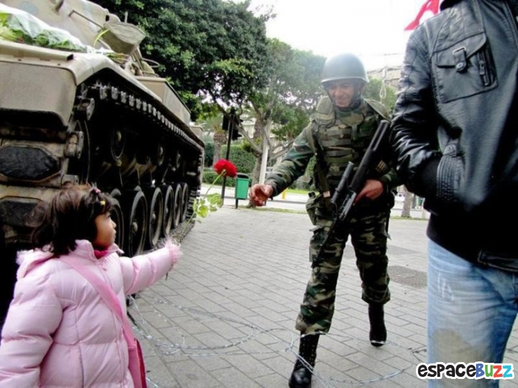 Illustration de l'article : Quand la solidarité et l'humanité survivent aux pires drames : 15 photos saisissantes