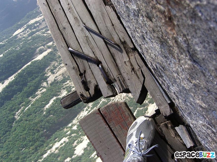 Illustration de l'article : Voici le chemin de montagne le plus p&eacute;rilleux au monde