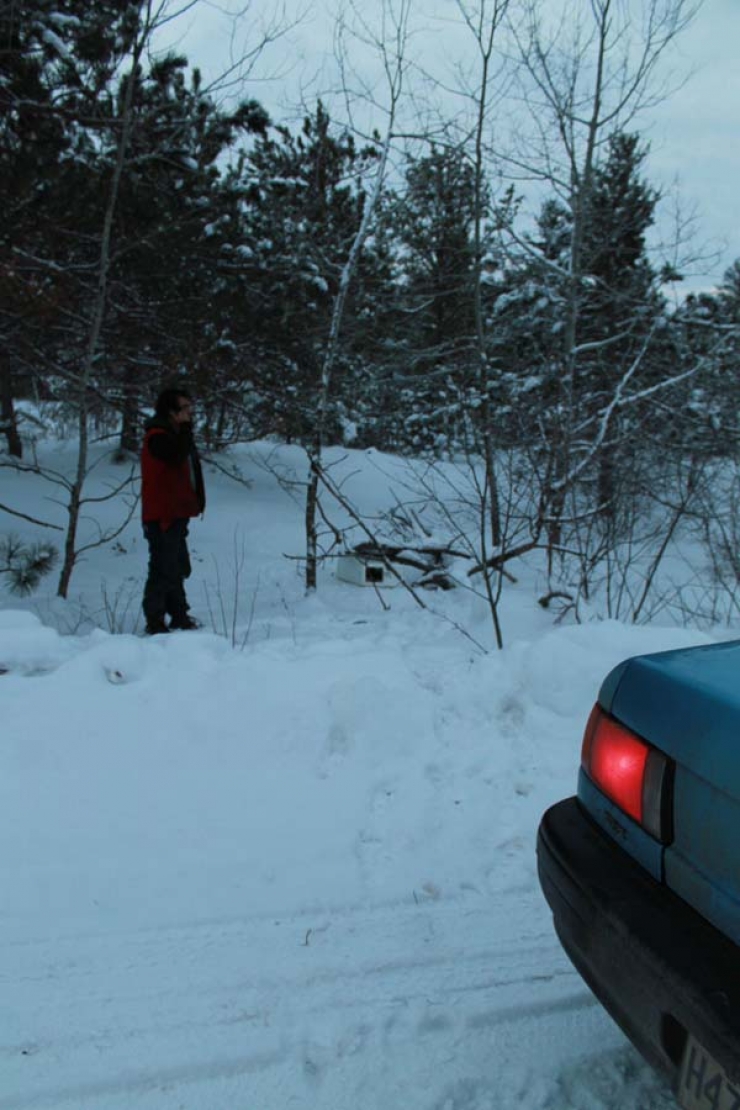 Illustration de l'article : Ce papa n'aurait jamais pu s'imaginer qu'il tomberait la dessus en trouvant une boite enfouie dans la neige!
