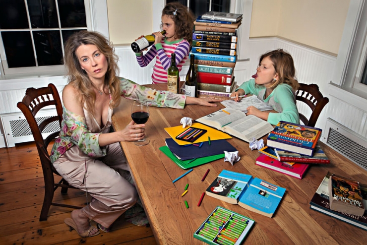 Illustration de l'article : Le bonheur familial: Quand une mère met en scène sa famille à travers des photos teintées d'humour noir!