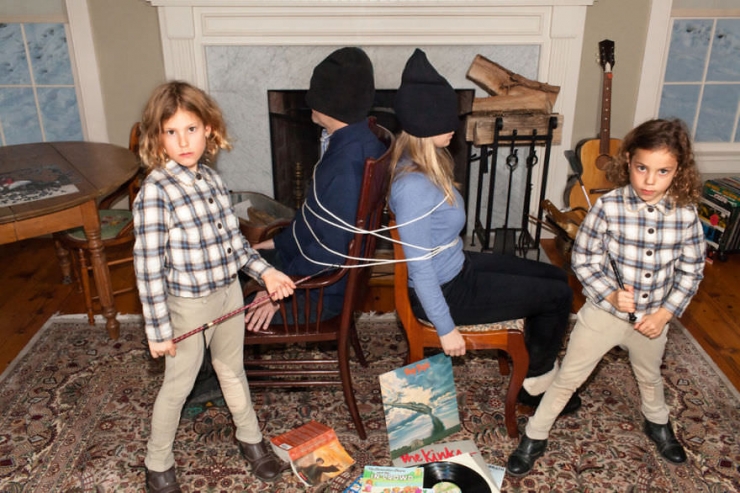 Illustration de l'article : Le bonheur familial: Quand une mère met en scène sa famille à travers des photos teintées d'humour noir!