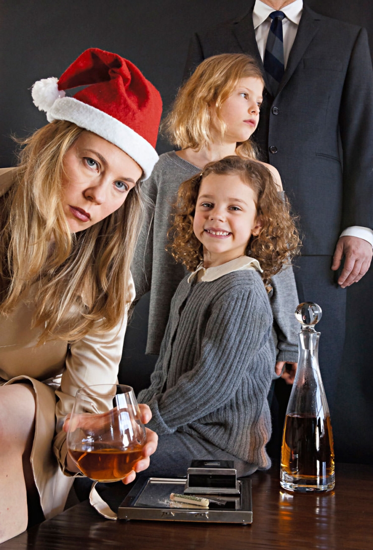 Illustration de l'article : Le bonheur familial: Quand une mère met en scène sa famille à travers des photos teintées d'humour noir!