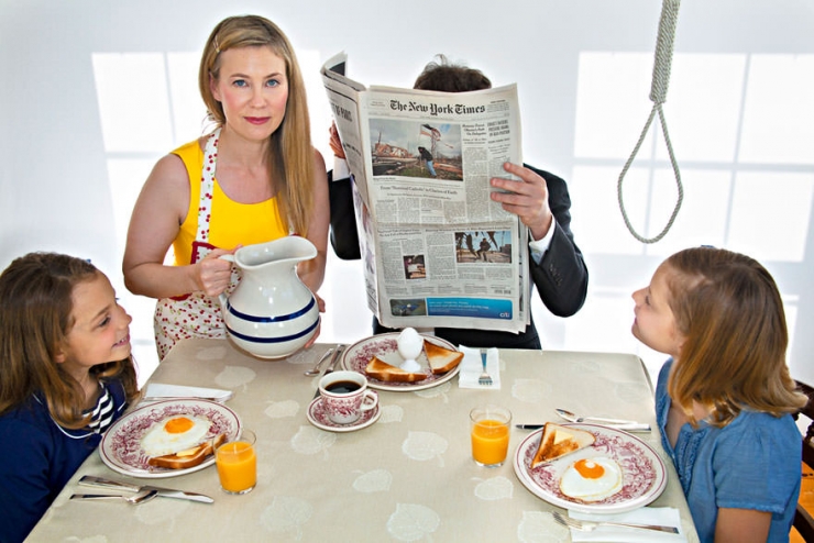 Illustration de l'article : Le bonheur familial: Quand une mère met en scène sa famille à travers des photos teintées d'humour noir!