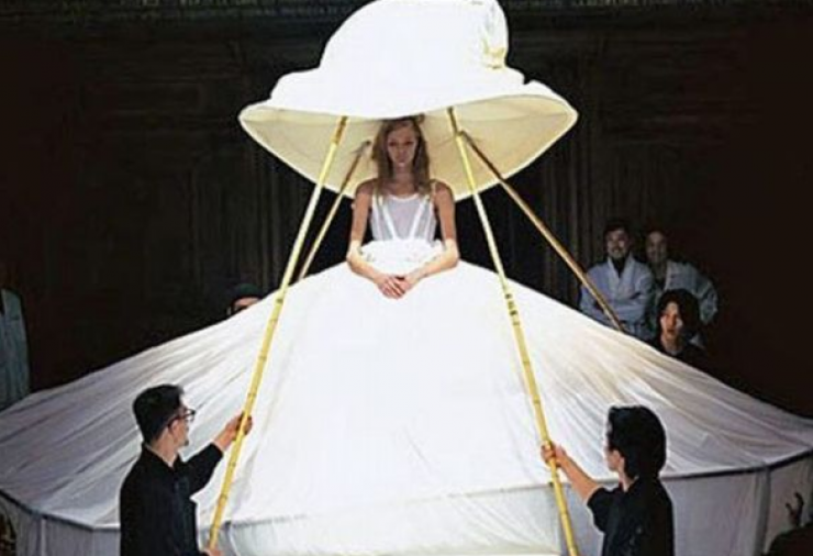 Illustration de l'article : Si vous comptez vous marier, voici les 19 robes qu'il faut absolument éviter! C'est vraiment important!