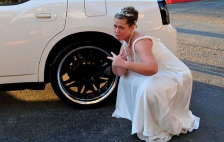 Illustration de l'article : Si vous comptez vous marier, voici les 19 robes qu'il faut absolument éviter! C'est vraiment important!