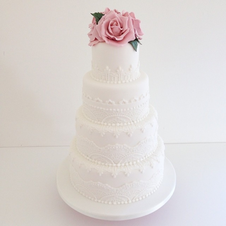 Illustration de l'article : Ces 21 g&acirc;teaux de mariage sont si jolis que les manger serait presque un p&ecirc;ch&eacute;