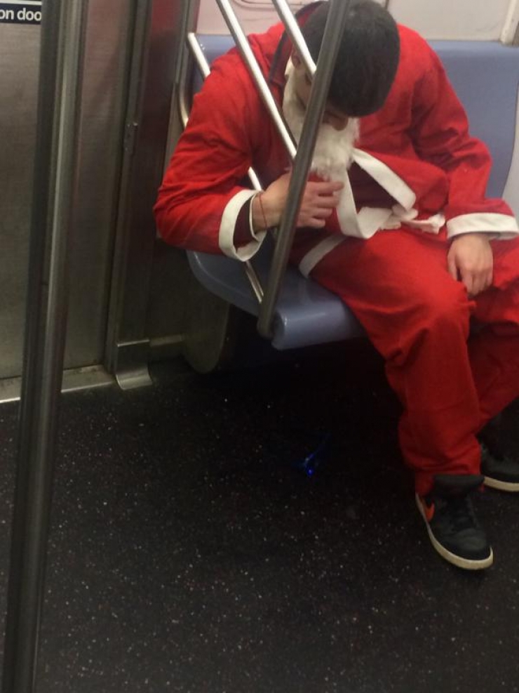 Illustration de l'article : Eloignez les enfants. Il ne doivent en aucun cas voir ces 17 p&egrave;res No&euml;l qui auront vite fait de briser leurs r&ecirc;ves