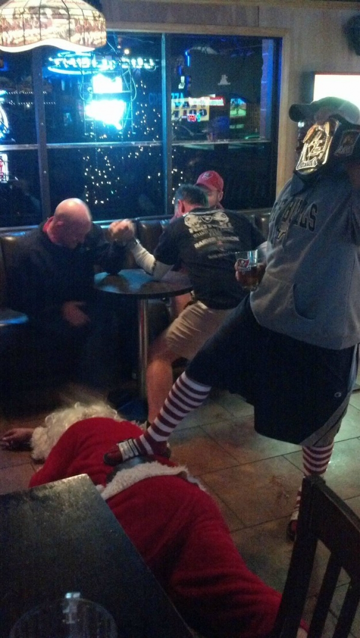 Illustration de l'article : Eloignez les enfants. Il ne doivent en aucun cas voir ces 17 p&egrave;res No&euml;l qui auront vite fait de briser leurs r&ecirc;ves