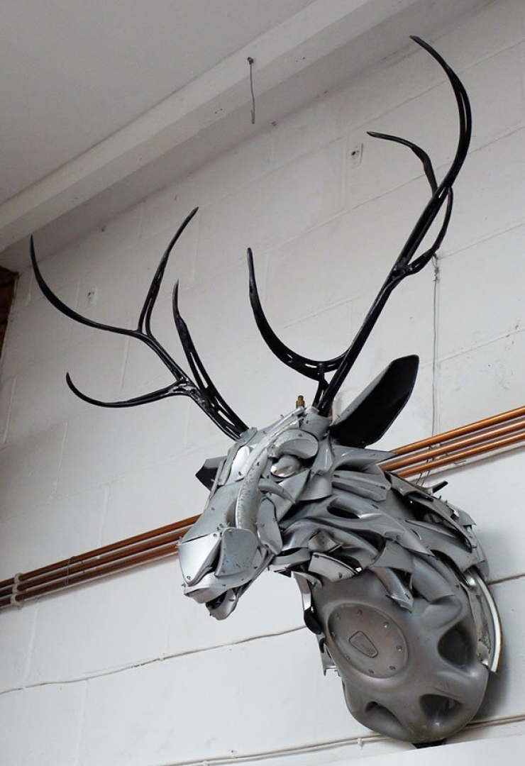 Illustration de l'article : Les enjoliveurs, cet artiste en fait des sculptures hors du commun. En voici 16