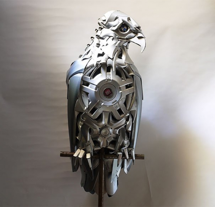 Illustration de l'article : Les enjoliveurs, cet artiste en fait des sculptures hors du commun. En voici 16