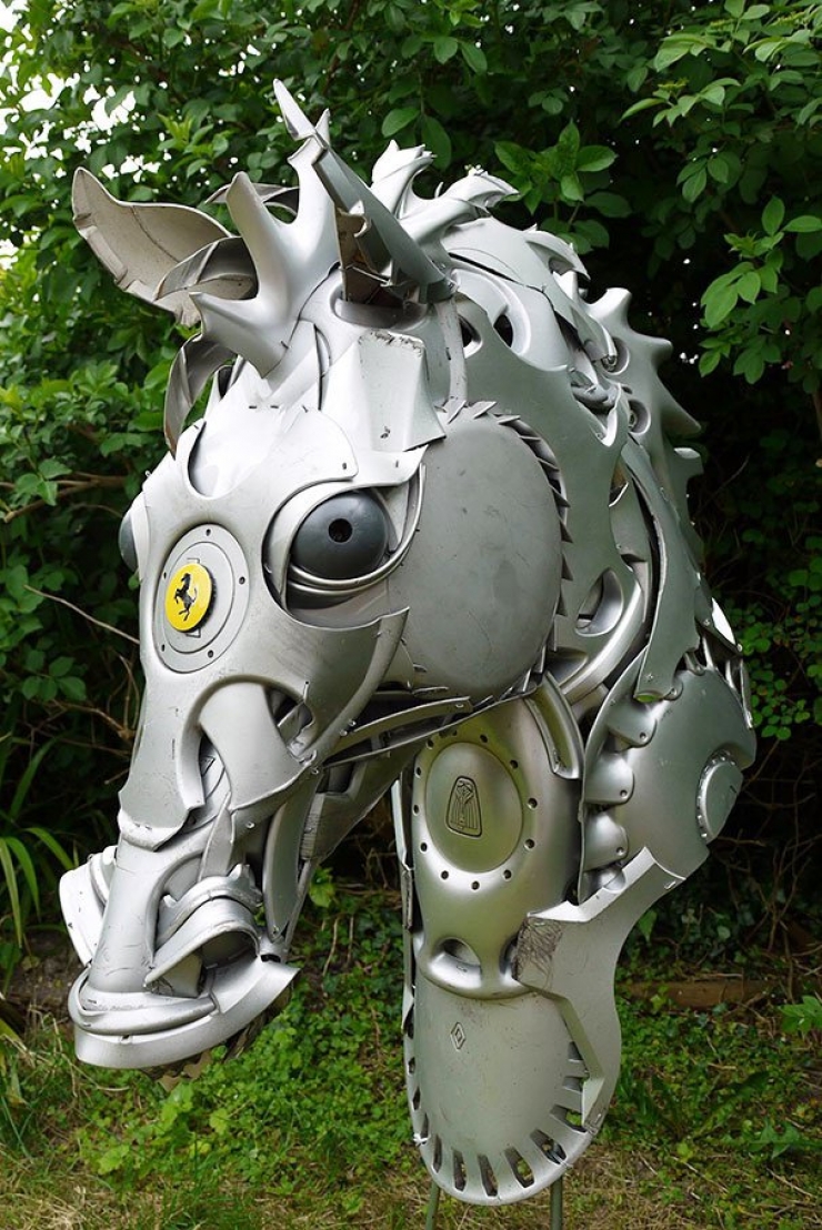 Illustration de l'article : Les enjoliveurs, cet artiste en fait des sculptures hors du commun. En voici 16