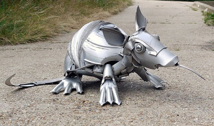 Illustration de l'article : Les enjoliveurs, cet artiste en fait des sculptures hors du commun. En voici 16