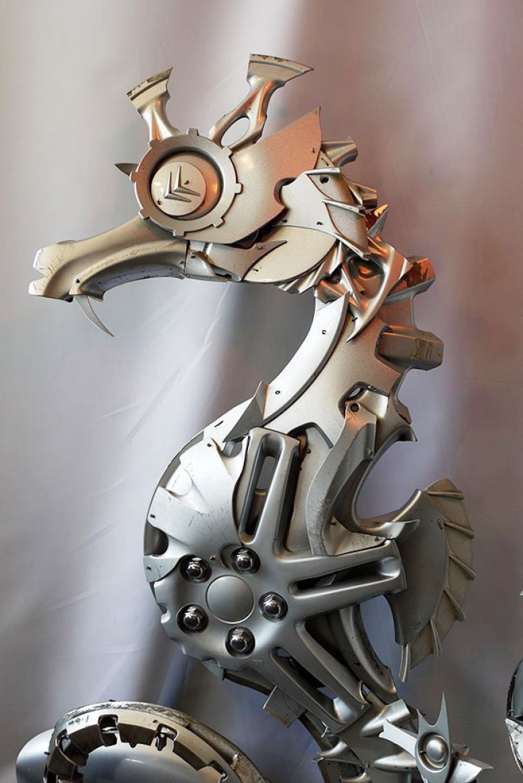 Illustration de l'article : Les enjoliveurs, cet artiste en fait des sculptures hors du commun. En voici 16