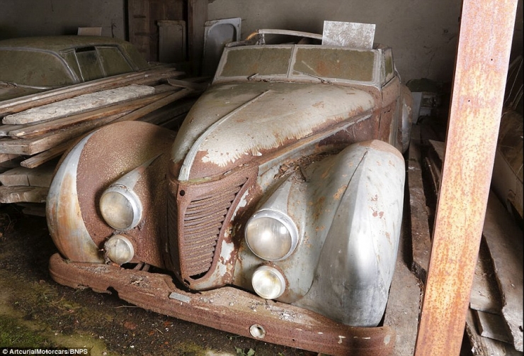 Illustration de l'article : Cette grange semble sur le point de s'&eacute;crouler, pourtant le tr&eacute;sor qu'elle cache est incroyable!