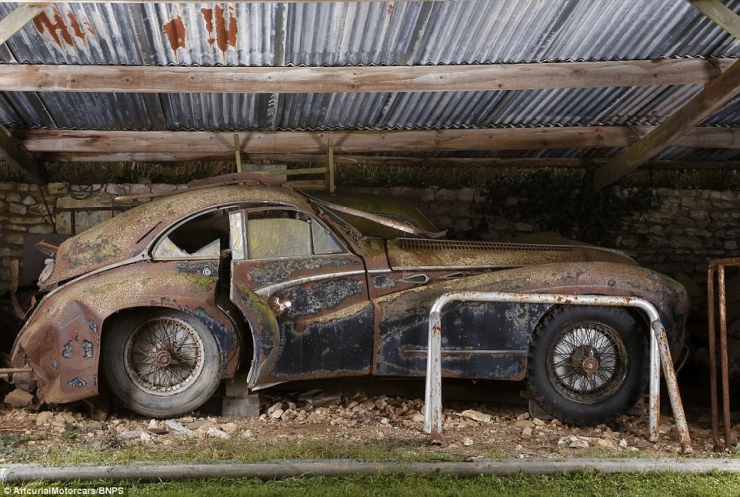 Illustration de l'article : Cette grange semble sur le point de s'&eacute;crouler, pourtant le tr&eacute;sor qu'elle cache est incroyable!